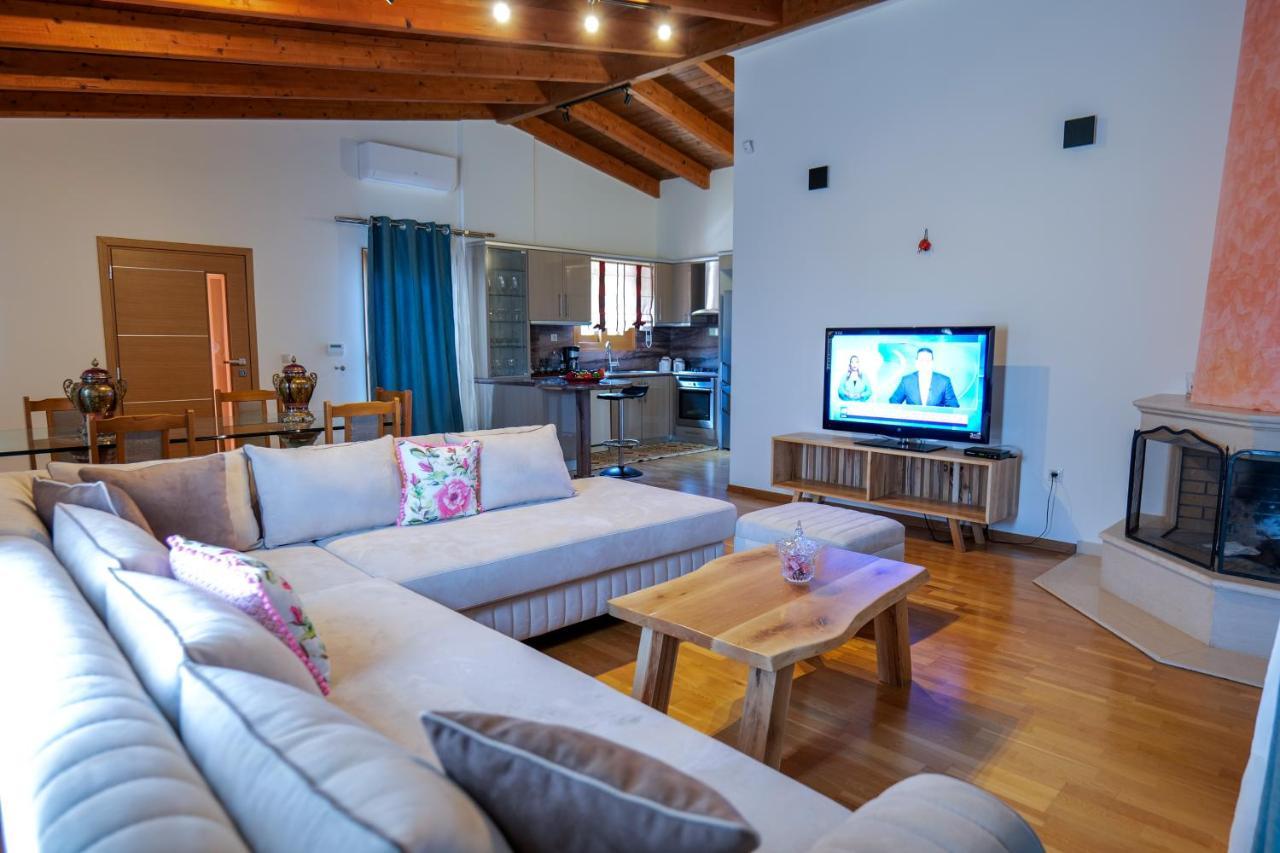 Royal 1967 Bed & Breakfast Himare Exterior foto